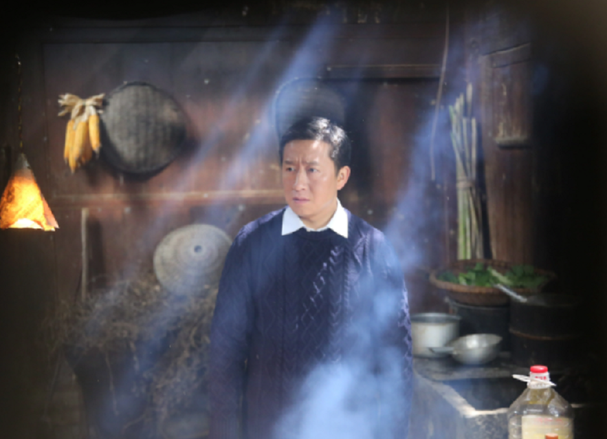 39岁男星被判11年！穿囚服和警察指认犯罪地点，骗老人百万遭狠批