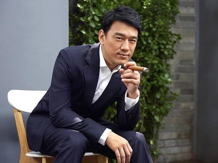 出道28年零绯闻，与青梅竹马初恋结婚，如今一家四口超幸福