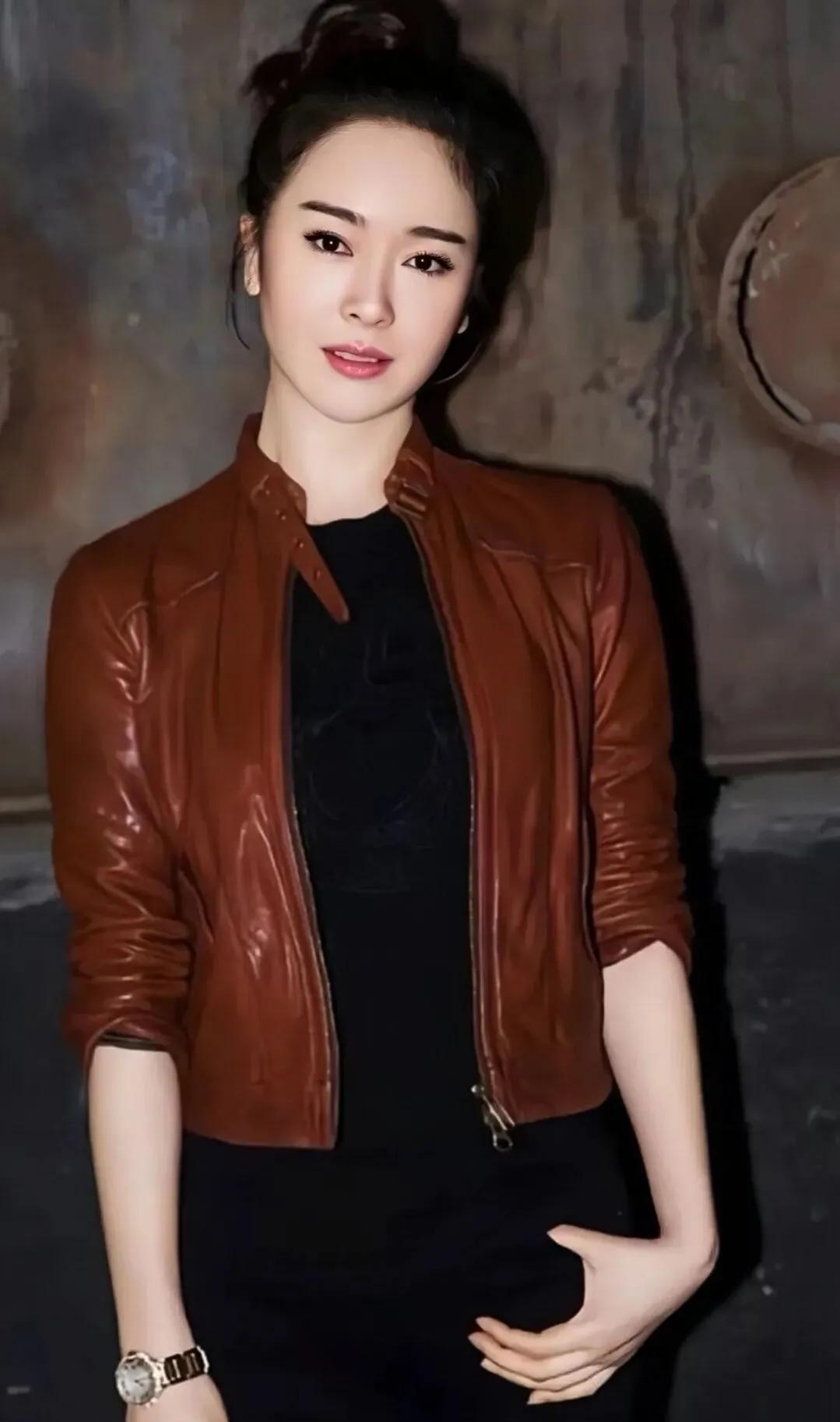 左小青腰肢柔软保养有道，美出高级感