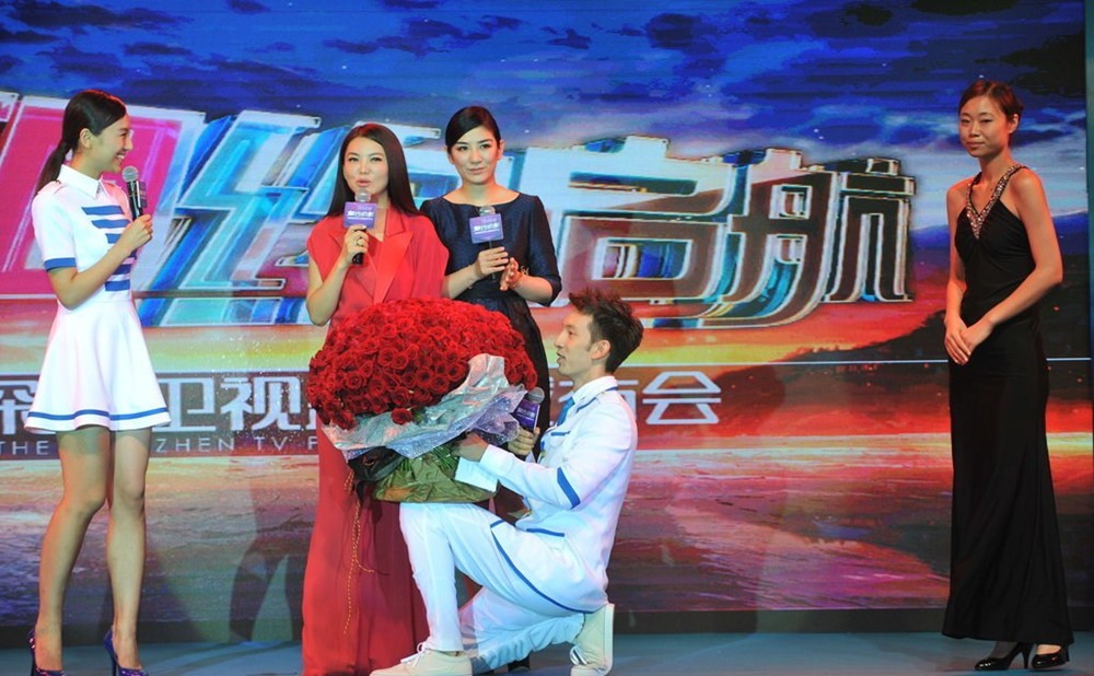 黄奕脱变不够彻底！穿蓝色刺绣裙同台比美李湘，小2岁却输得明显