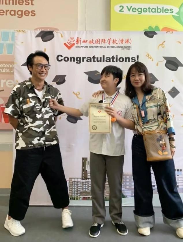 60岁吴镇宇庆祝21周年结婚纪念日，费曼晒全家福，妈妈罕见出镜