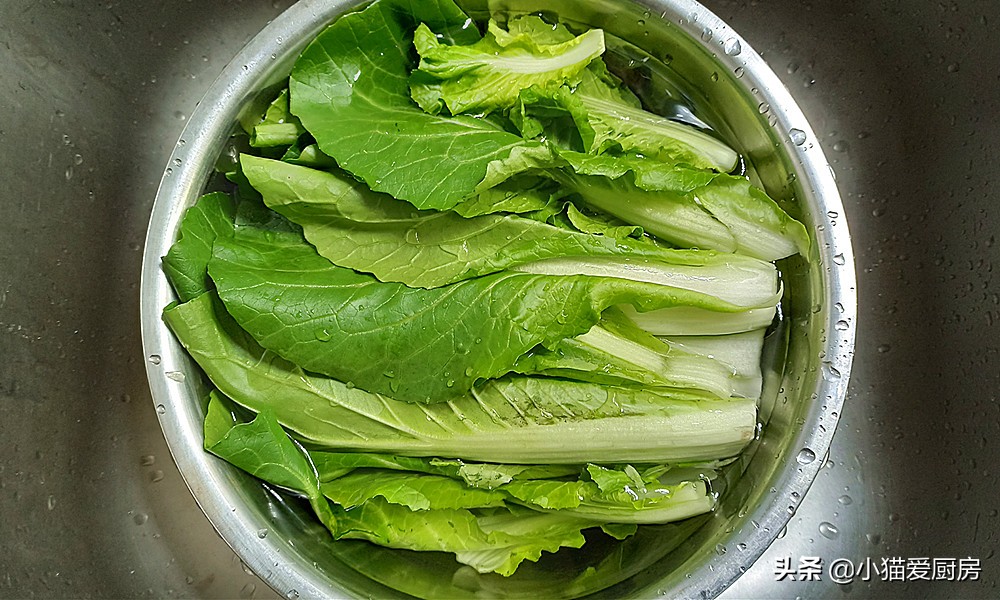 大鱼大肉吃腻了，不妨来一道清炒小白菜，做法简单，清脆爽口解腻
