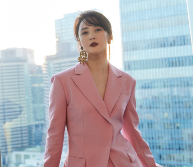 远离格格巫下巴、发面馒头脸，优雅老去才是中年女星最美的状态