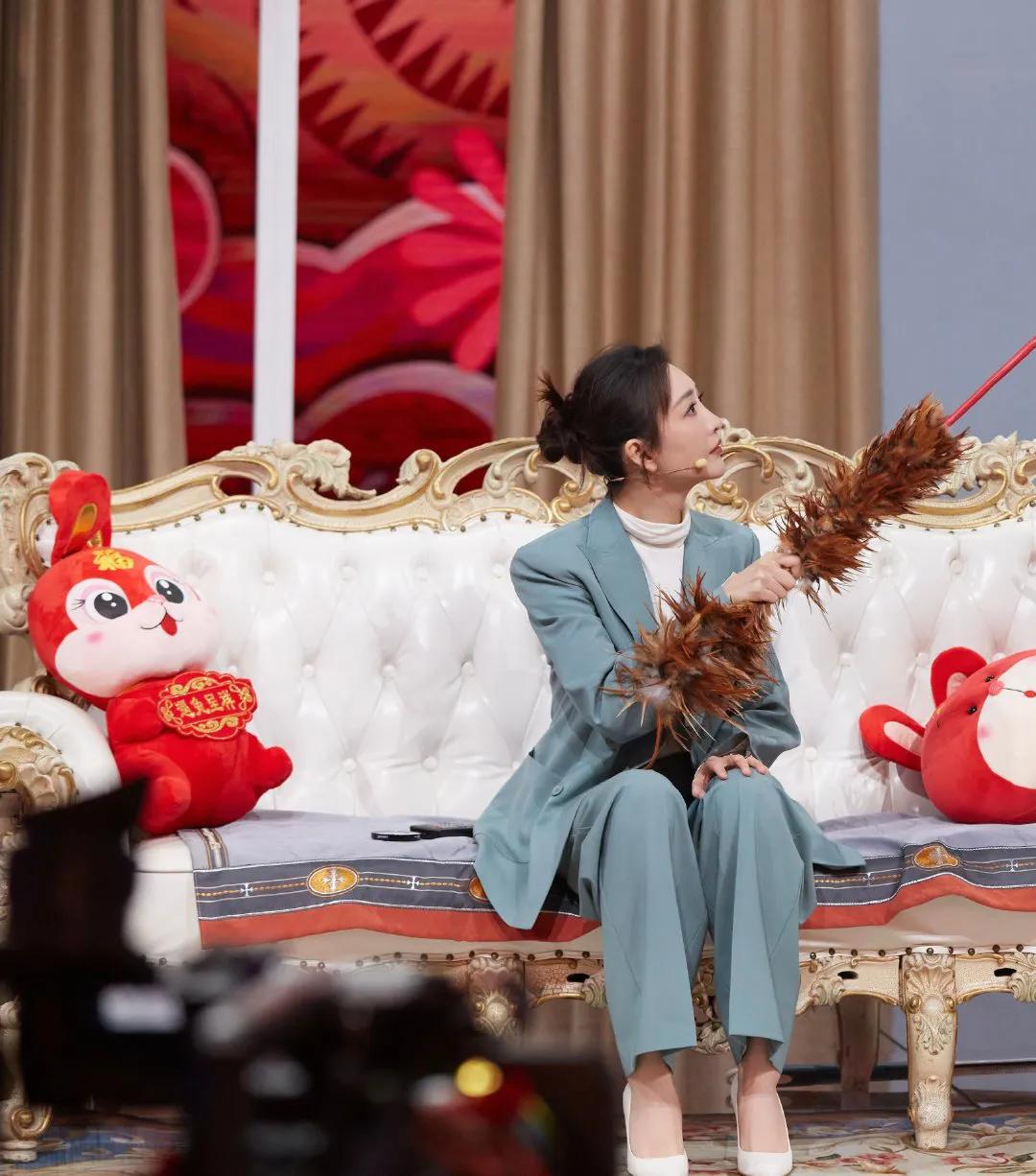 王鸥戴着眼镜,手拿鸡毛掸子,也不像辣妈,而像一个严肃的美女老师,或者