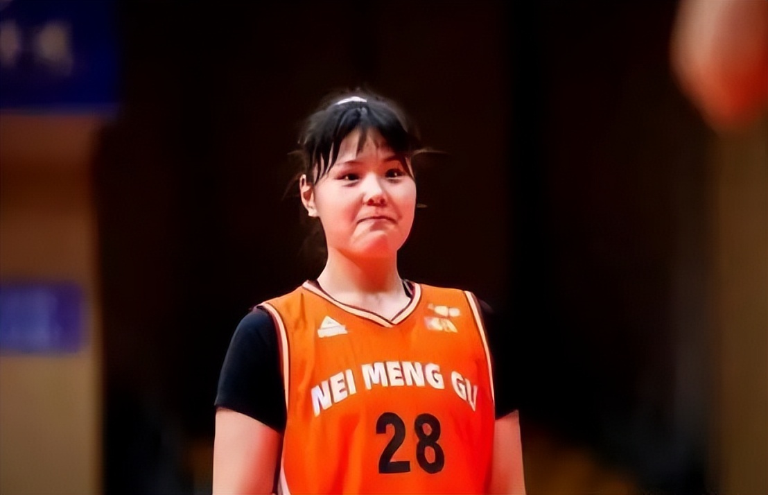 中国女篮又一超级中锋？李月汝13岁妹妹曝光：身高已长到1米90了