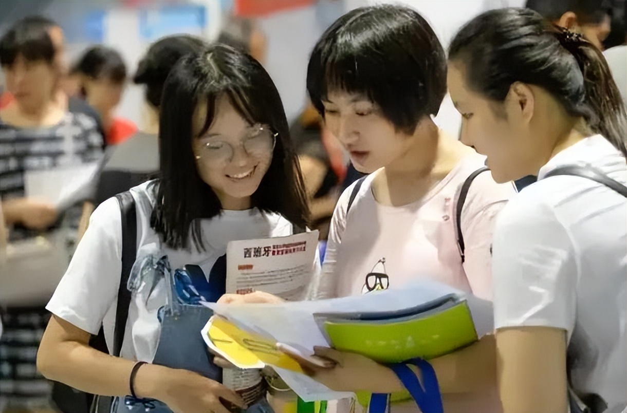 大学生免费帮亲戚填报志愿，568分考上211高校，等来的却不是感谢