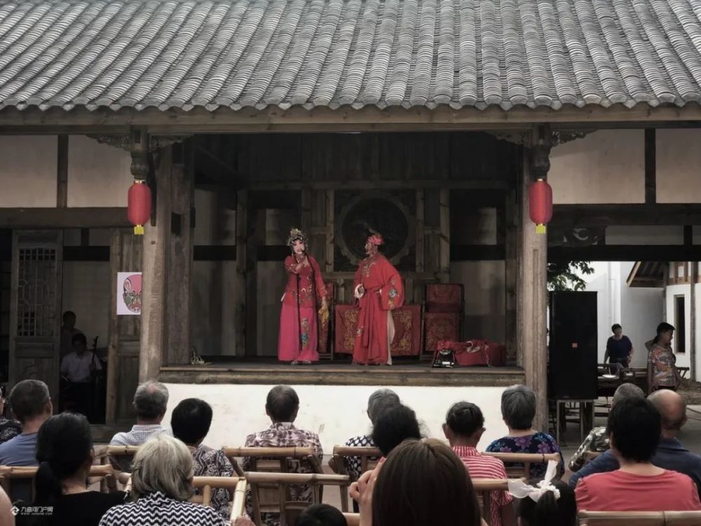 每当哪里搭了戏台子有演出,无论多远她也会赶过去观看,晚上回家后还会