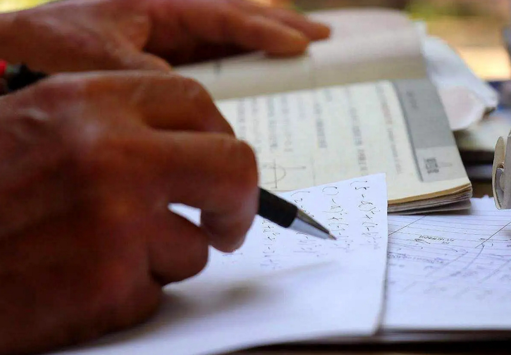 “身材好穿啥都好看”，女大学生把报纸变“礼服”，漂亮又有个性