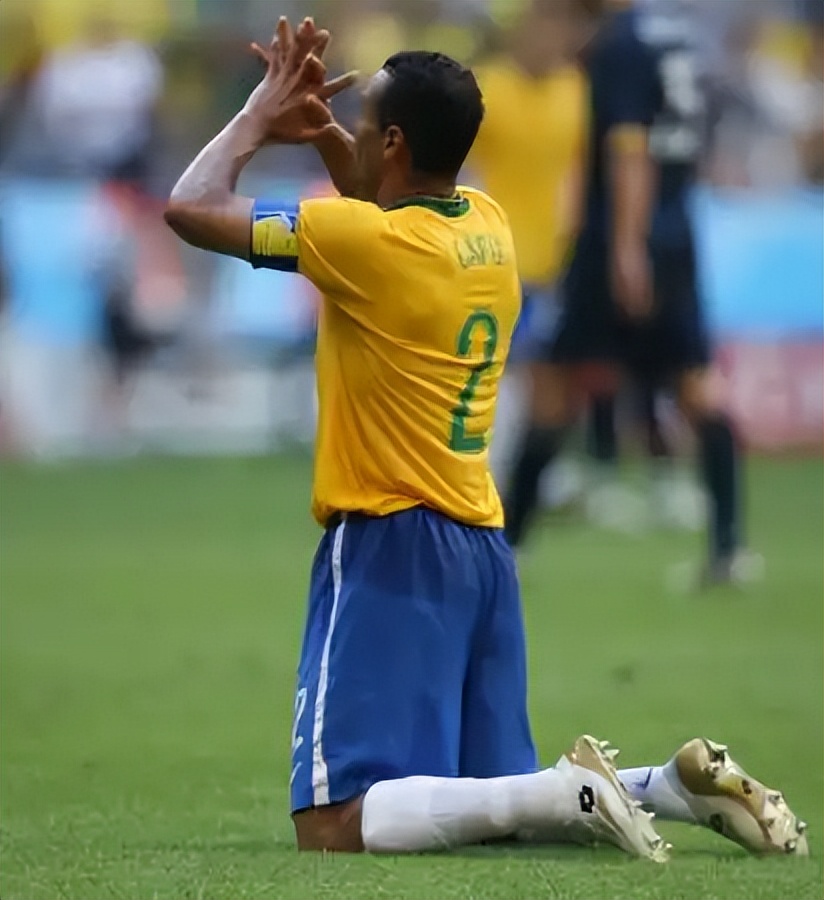 世界足坛现役最好的右后卫(足坛历史上最好的右后卫——卡福)