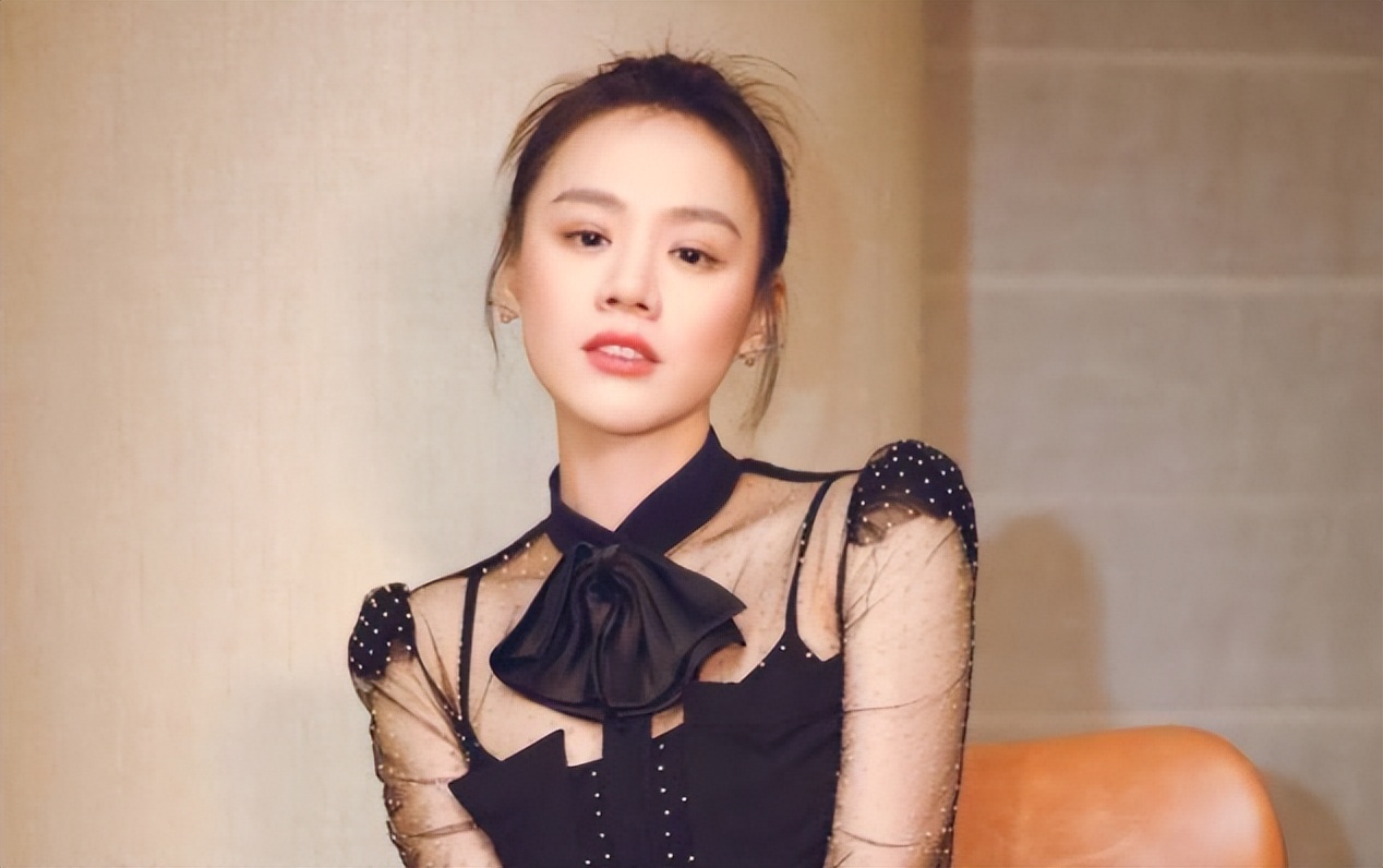 痘痘脸、赘肉、五五分！生图里的女星，让我看见了人间真实