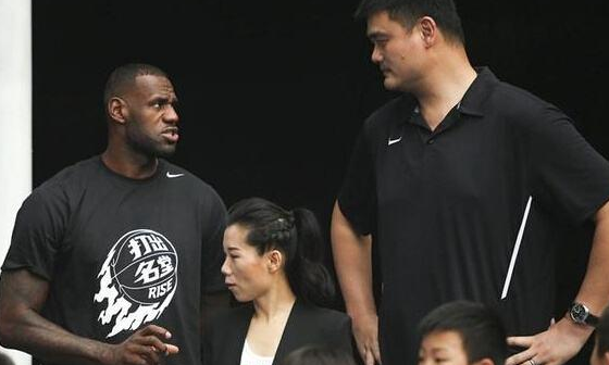 姚明跟哪些nba球员关系好(没对比就没伤害！姚明让NBA这些球星 在他身边似小鸟依人)