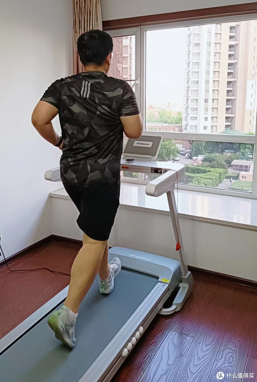 一雙運動鞋的價錢是176元（180斤胖仔真人演示大體重者跑步機使用方法，11項實用護膝建議）