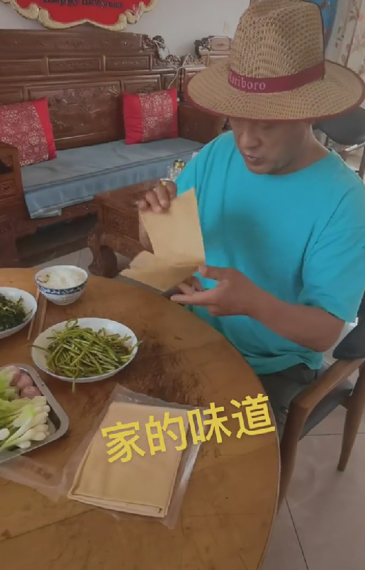 跟着赵本山赚不到钱？刘小光晒午饭：煎饼卷小葱，居住环境简陋