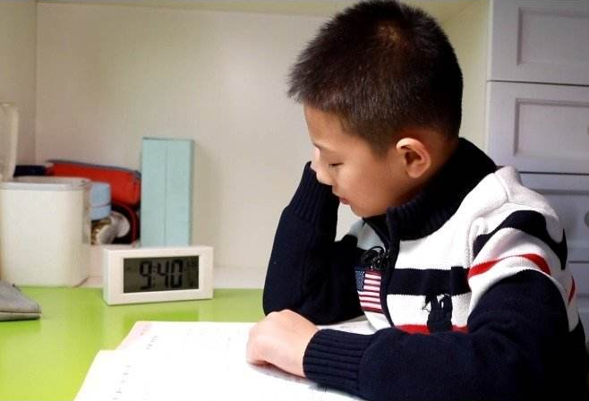 开学恐惧症将上演，焦虑总比“摆烂”好，3件小事助孩子轻松归校