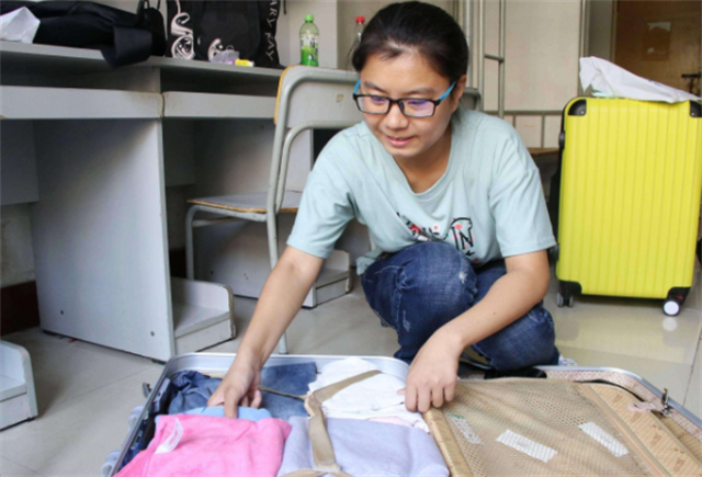 2017年农村四胞胎姐妹花同时考上大学，父母给她们一人买一部手机