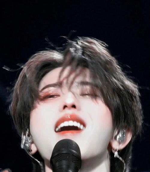 坤坤一夜风流的背后:女生信息被扒出,"助攻"竟是蔡徐坤母亲?