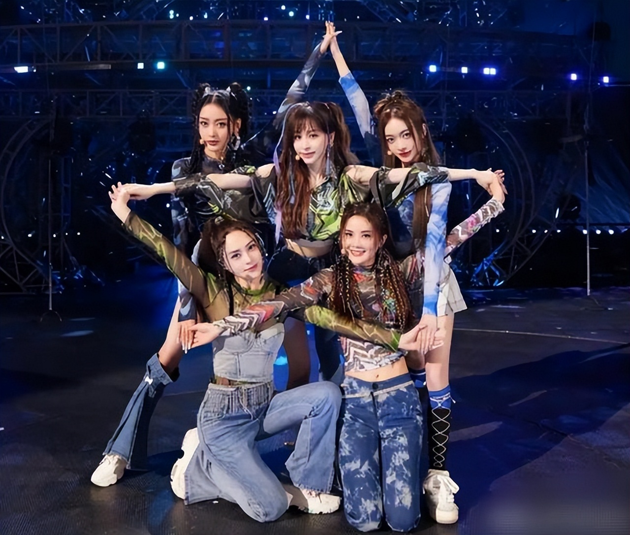 王心凌组《星星点灯》惹争议，PDD唱《向天再借五百年》被起诉