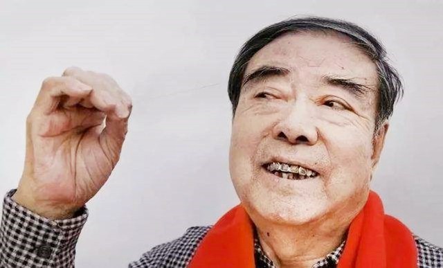 头发最长的人图片(九旬老人眉毛突然疯长) - 赤虎壹号