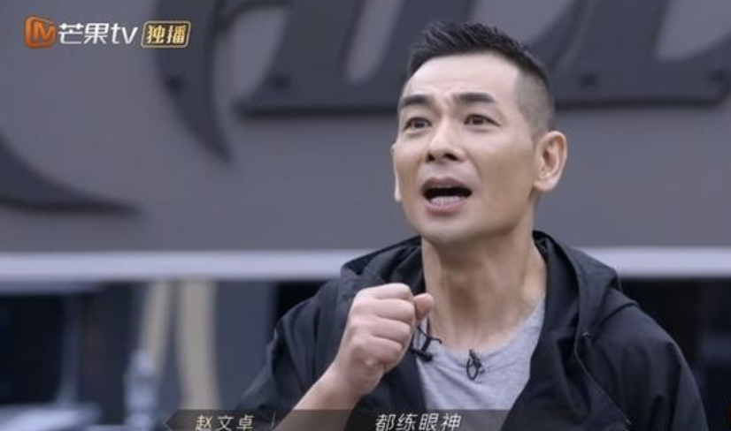 赵文卓晒庆生照，50岁依然精神矍铄满头乌发，获大女儿写信送祝福