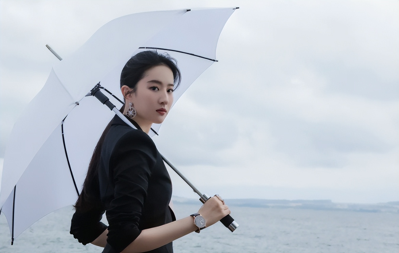 刘亦菲从二代妖精又回归少女姿态，这就是她的蜕变