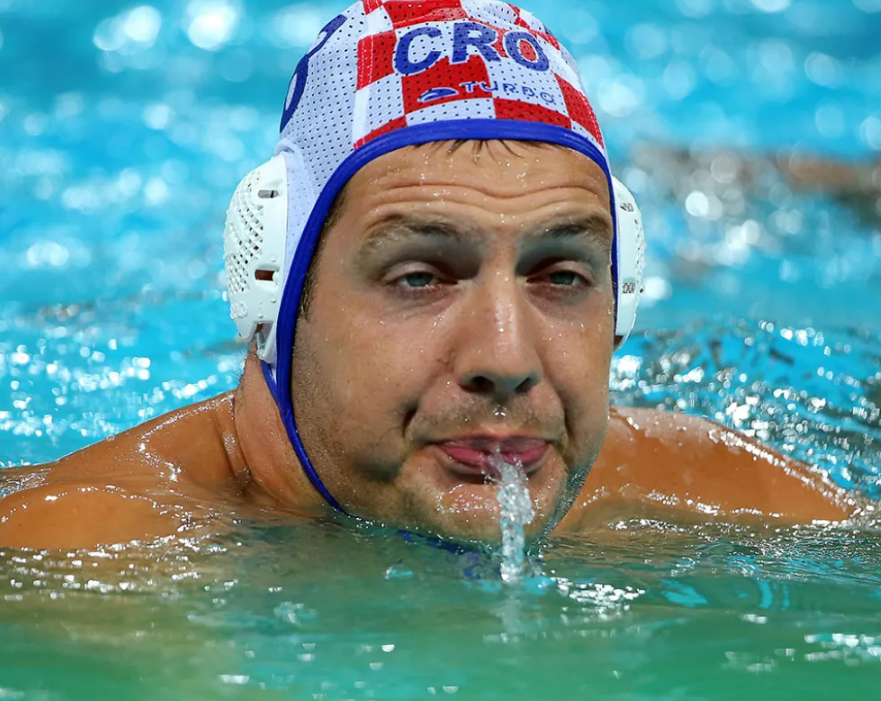 花样游泳精彩瞬间(赛场上的30个惊险,搞笑的画面,看着都疼,原谅我忍不