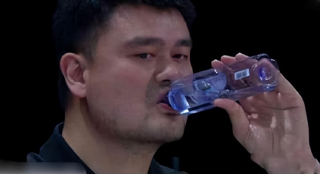 姚明和奧尼爾的合影（姚明體型太“非人類”！喝水如喝口服液 奧尼爾在身邊似小鳥依人）