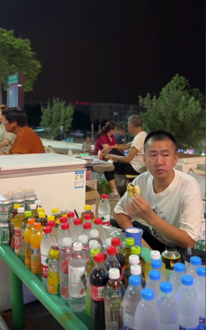 著名演员路边摆摊卖饮料,一瓶矿泉水2块,称拍戏养不起家人