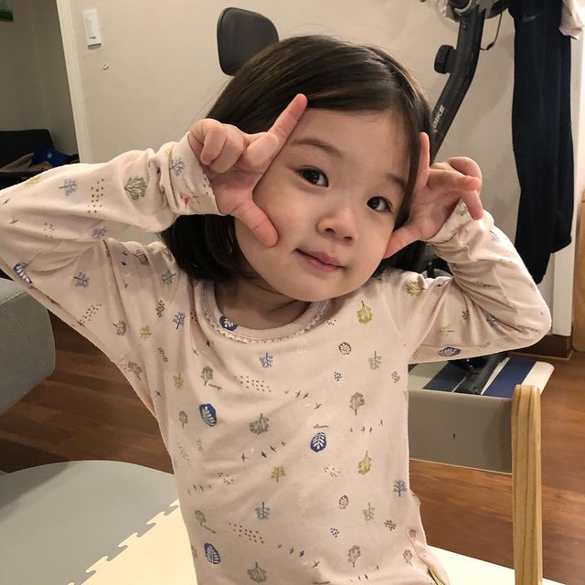 火遍全网的表情包小女孩!凭可爱萌翻所有人:骗我生女儿