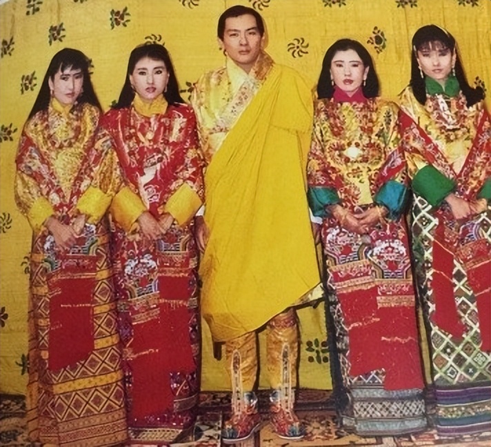 好在,4姐妹平日里虽然偶尔有摩擦,尤其是在立继承人这个问题是.