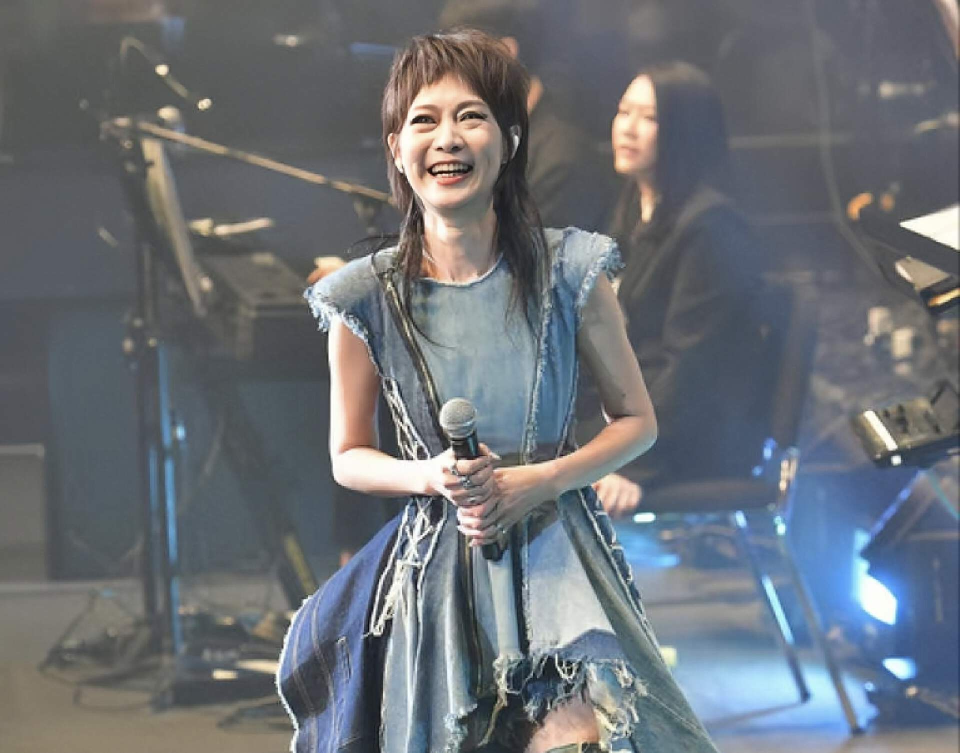 尽管已经好些年没开个唱,但当大幕拉开,看到台下坐着的歌迷,赵学而也