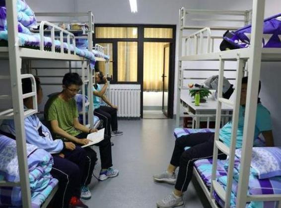 住学校宿舍要带什么（大学宿舍4人间如何选）