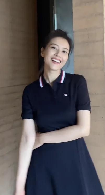 42岁高圆圆晒变装视频，穿条纹休闲衫扎丸子头，笑容甜美清纯可爱