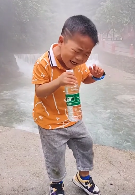 “未来歌神”：6岁农村萌娃“戏精附体”，靠模仿对口型唱歌走红