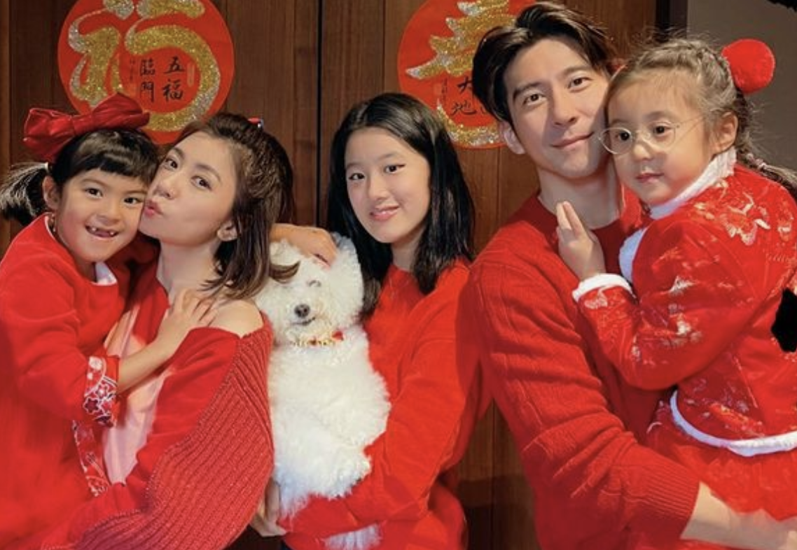 贾静雯春节分享全家福，两个女儿送祝福，波妞门牙脱落神态超喜感