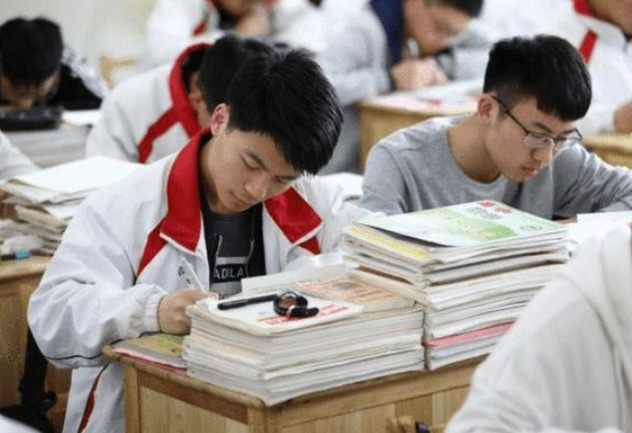 大学生体检（浙江一大学生征兵被刷）