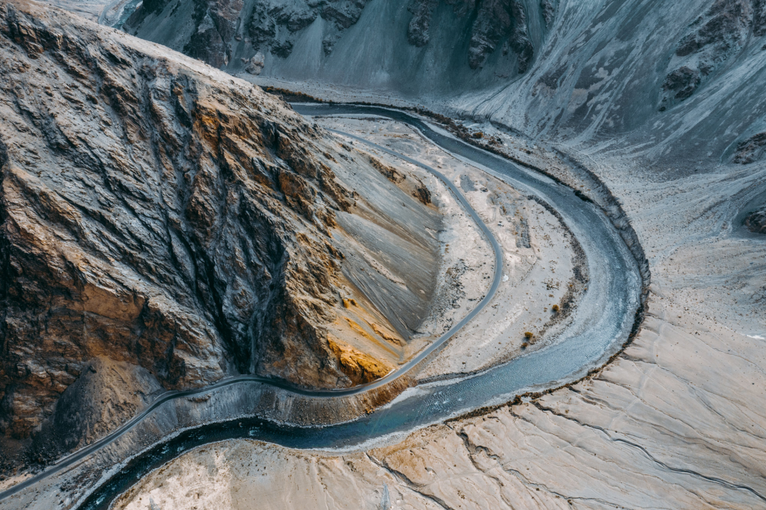 昆仑山腹地的景观大道塔莎古道最初被称为"喀群古道",被誉为世外桃源