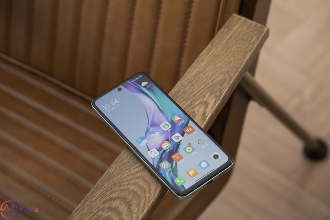 买手机纠结微曲面屏？不如直接上直屏