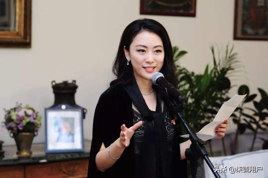 窦文涛曾这样评价傅晓田,从学历上讲最像才女的也就是傅晓田了,剑桥的