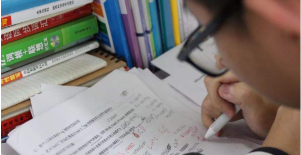 中国2位顶级高考状元，一个远赴美国一个留在国内，生活截然不同