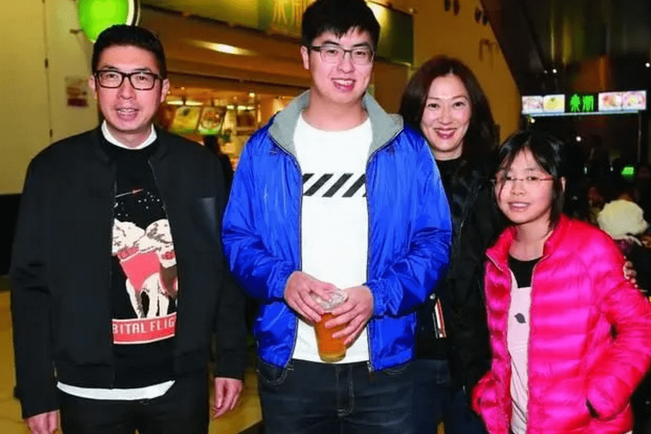 她是香港富豪马家前儿媳,生2子1女被扫地出门,丈夫新欢小她34岁