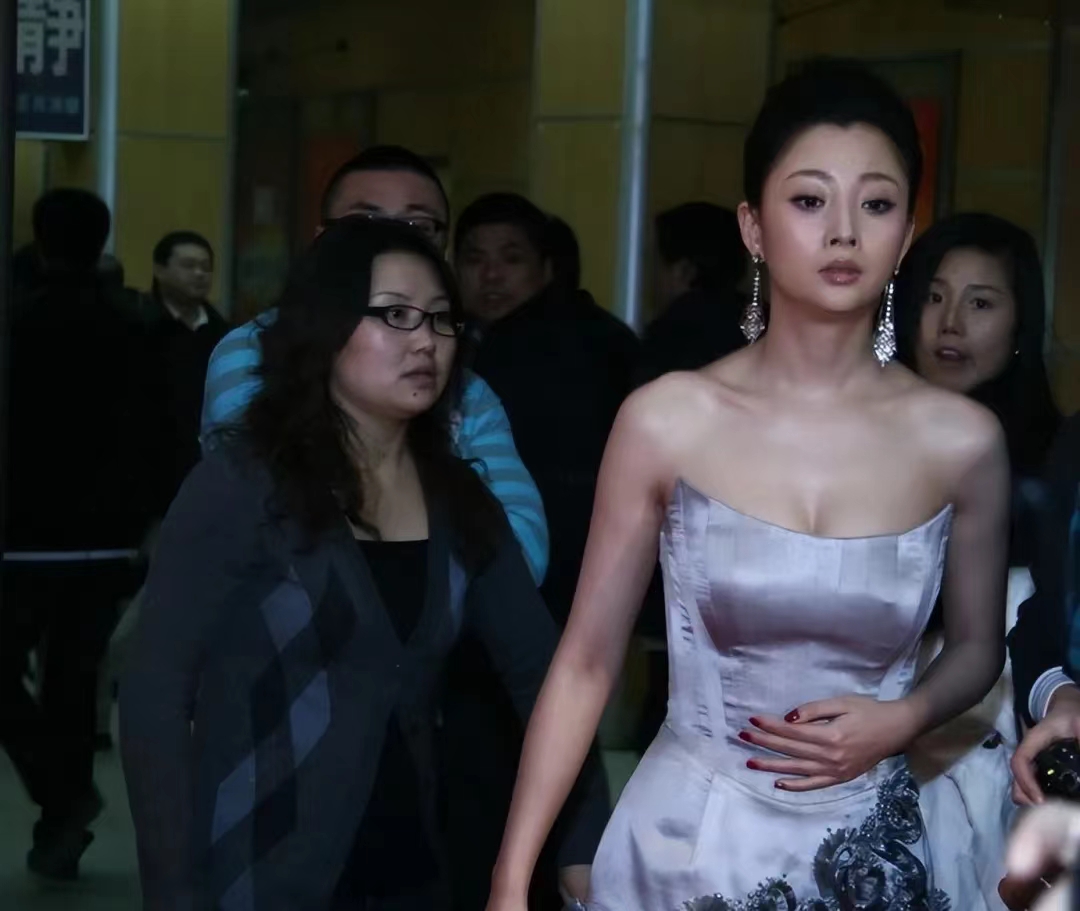 49岁的袁立与42岁的殷桃同框，两人品位都不错，但是气质差别大