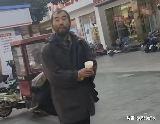 驻马店高考状元，曾在上海开公司当老板，如今扔掉手机流浪街头