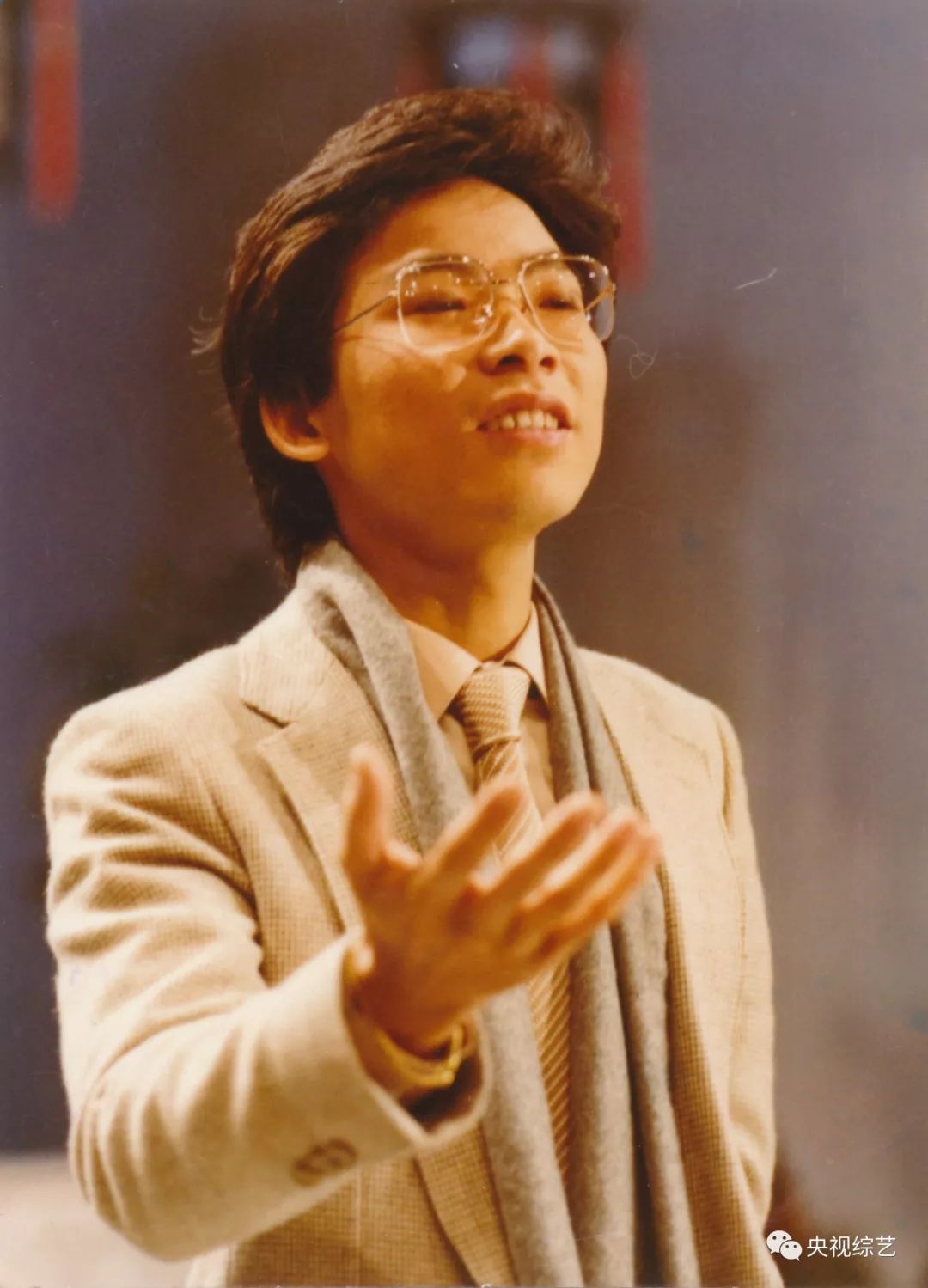 凭春晚一夜成名,倾家荡产也要支持国家,张明敏感动了无数中国人-蘑菇