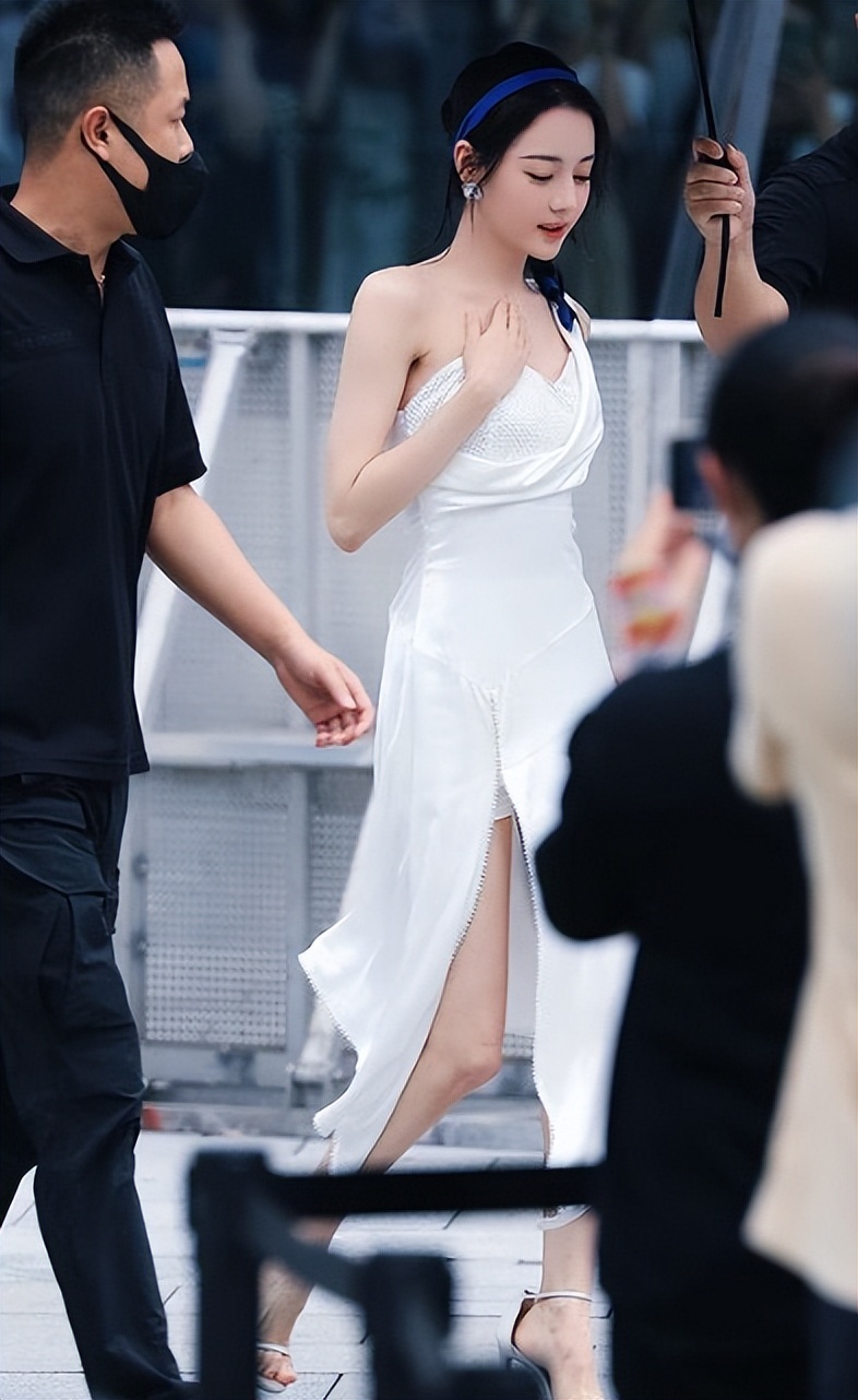 迪丽热巴撞衫韩国女星Joy朴秀英，轻松完爆对方