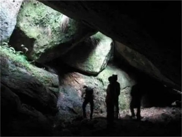 1995年，四川一山丘常年寒气逼人，考古队赶来查探