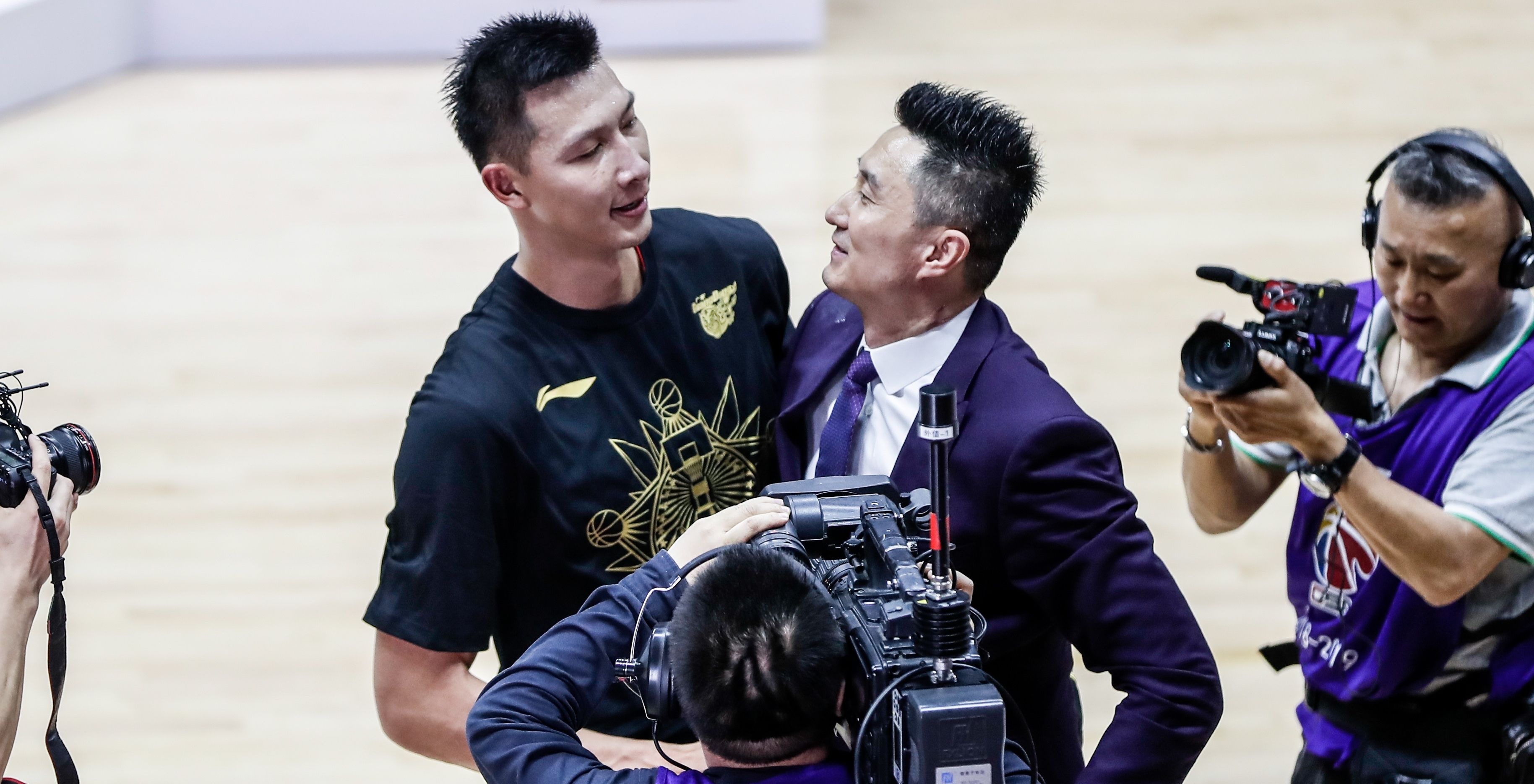 却在国家队留下了遗憾(杜峰期待易建联回归国家队,球迷:完美谢幕,不在