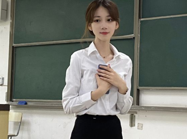 四川：大学课堂上的西班牙语老师，眼里带笑风情万种，不要太迷人