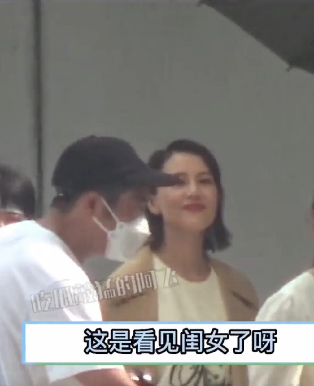 高圆圆片场和女儿互动温馨有爱，3岁Rhea活泼可爱，镜头感很强