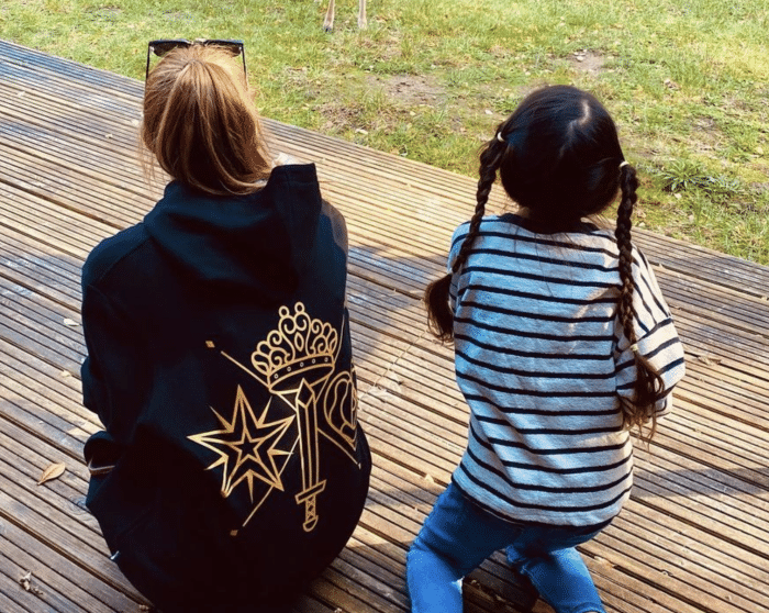 昆凌晒女儿给圣诞老人的亲笔信，6岁小周周笔迹稚嫩，英文超赞