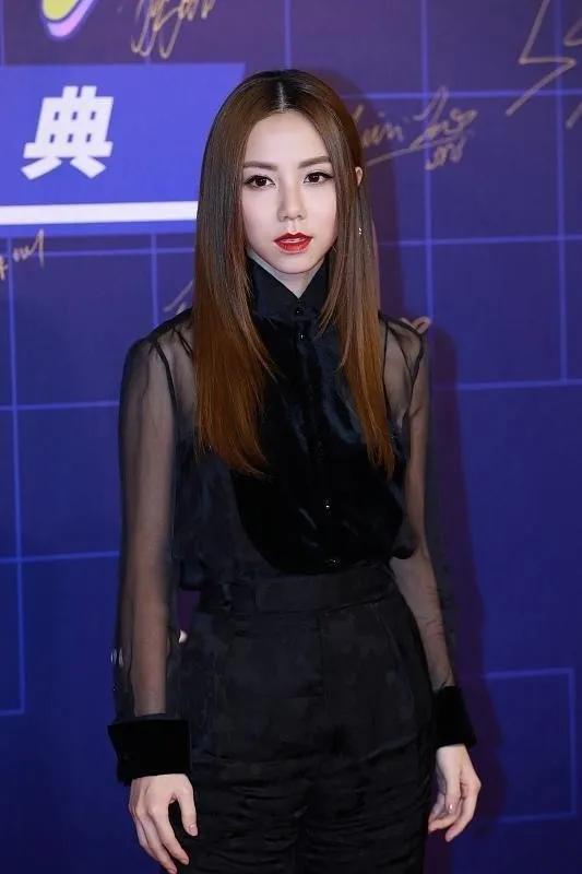 “皮裤女神”：邓紫棋一点都不低调，反而很有气场